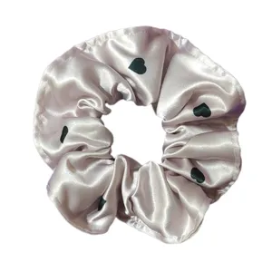 کش مو زنانه مدل اسکرانچی ساتن ابریشم طرح قلب