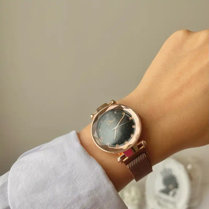 ساعت مچی عقربه ای زنانه مدل مگنتی