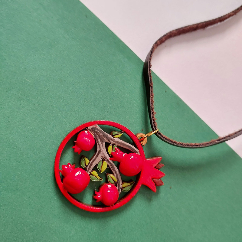 گردنبند زنانه مدل چوبی طرح انار یلدا کد NC041 گردنبند زنانه مدل چوبی طرح انار یلدا کد NC041