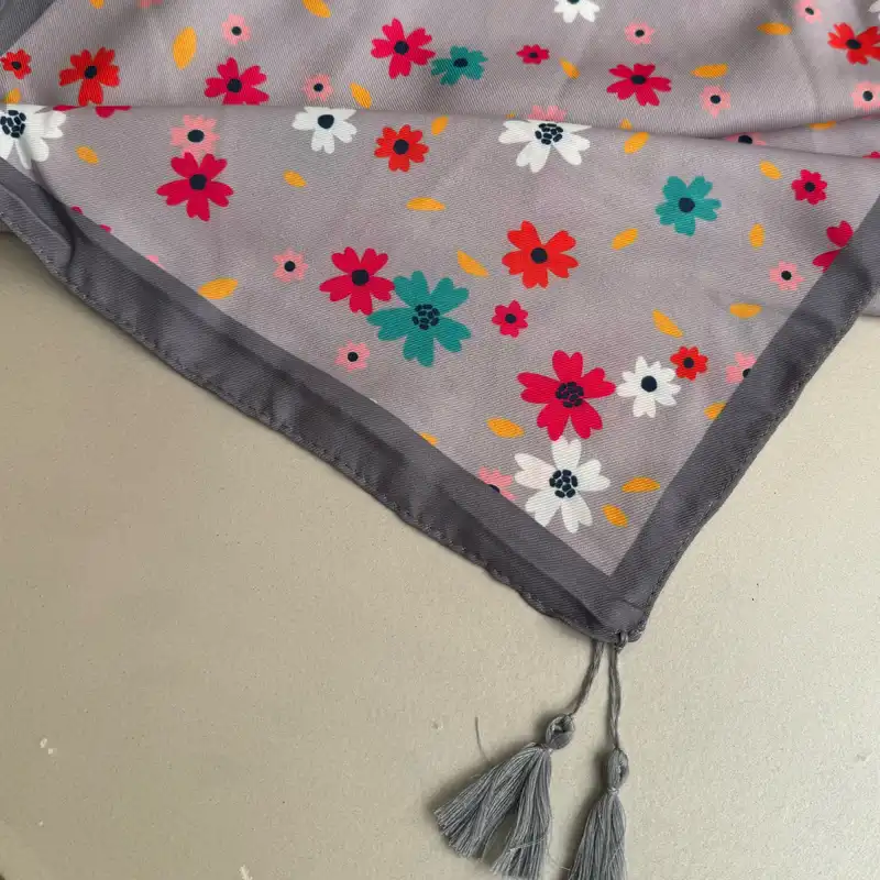 روسری زنانه مدل نخی شاد گلدار قواره بزرگ منگوله دار چهار فصل کد 1