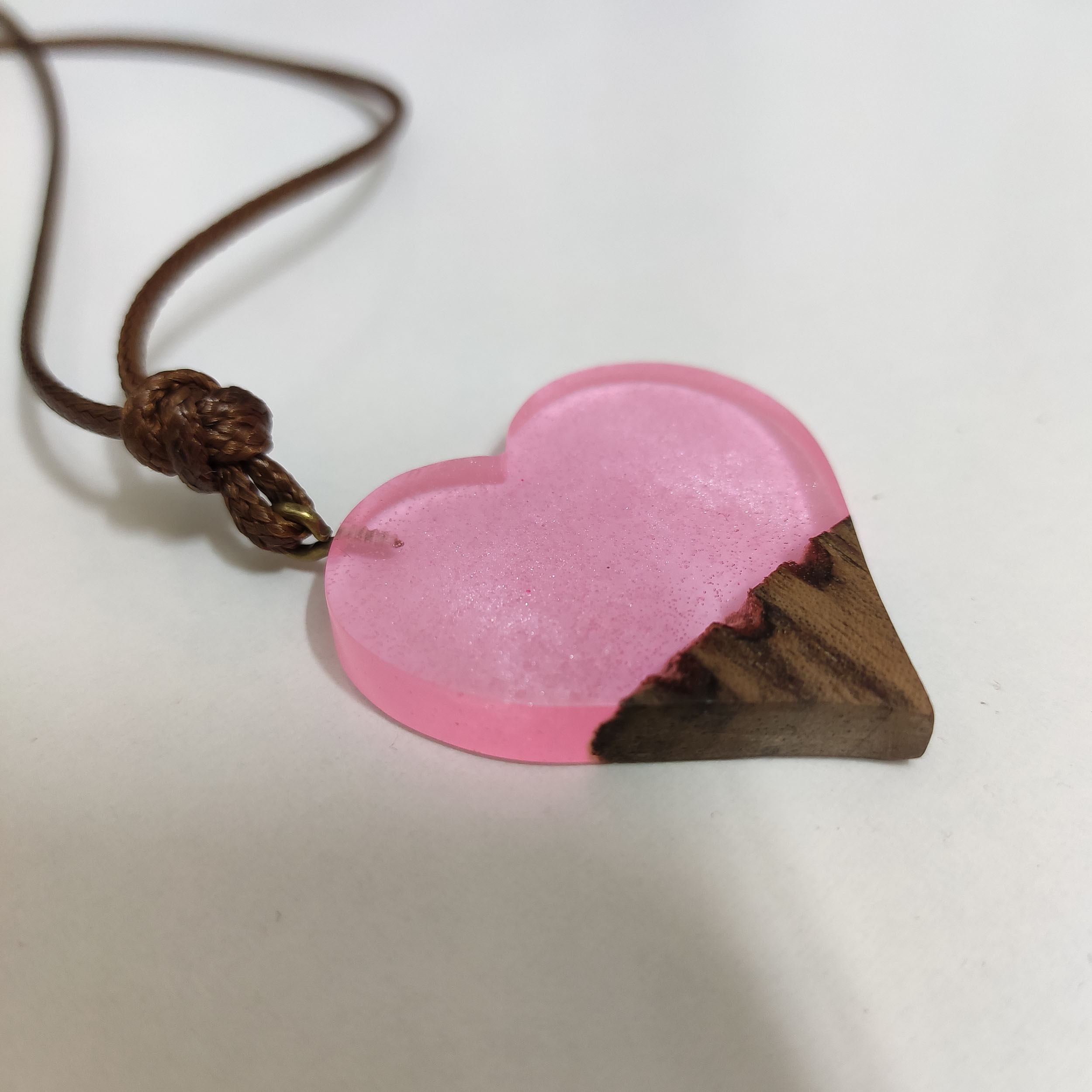 گردنبند دخترانه مدل چوب و رزین قلب شب تاب