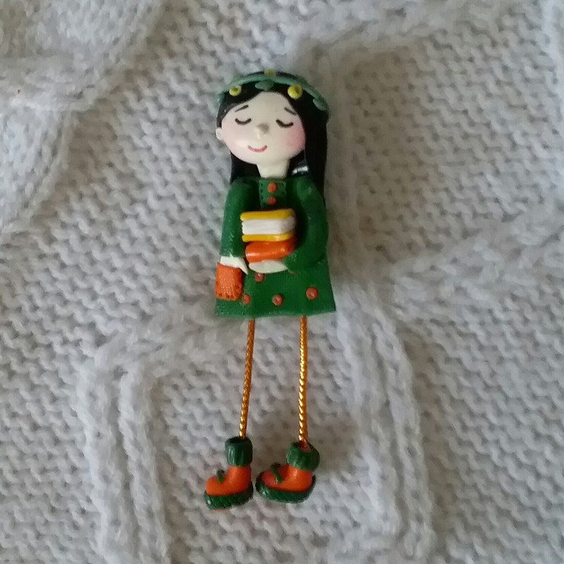 سنجاق سینه زنانه مدل دختر کتاب فروش کد SS106