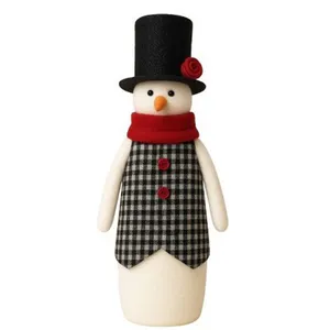 عروسک نمدی مدل آدم برفی طرح چهارخانه