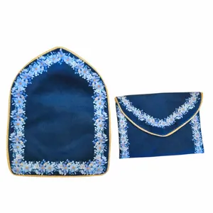 جانماز مدل مخمل طرح محراب کد 7009 به همراه کیف