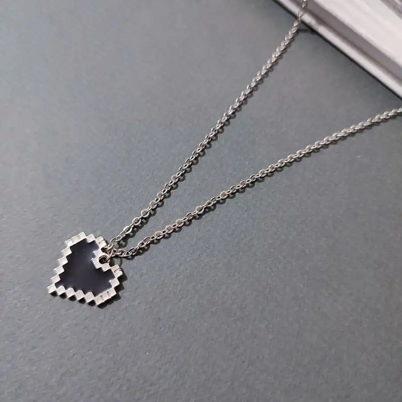 گردنبند مدل قلب پیکسلی