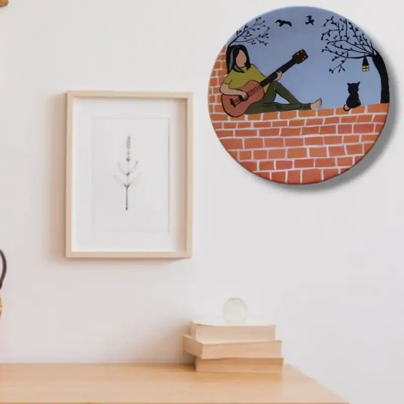 بشقاب دیوارکوب سفالی طرح نوازنده