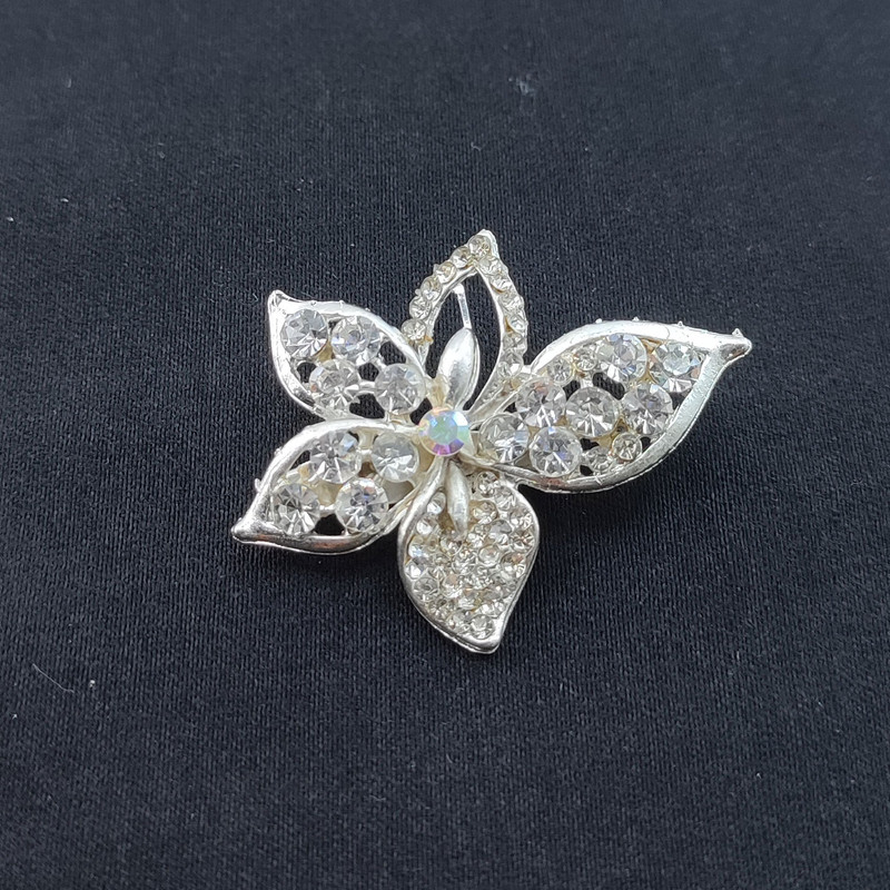 گل سینه زنانه مدل گل 5 پر نگین دار VGK004