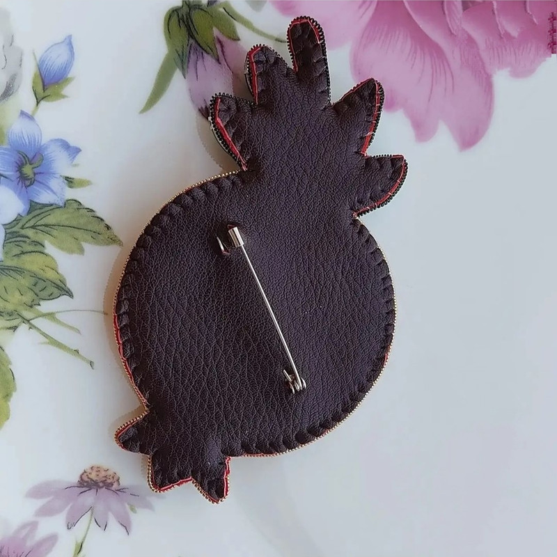 سنجاق سینه زنانه مدل انار یلدایی