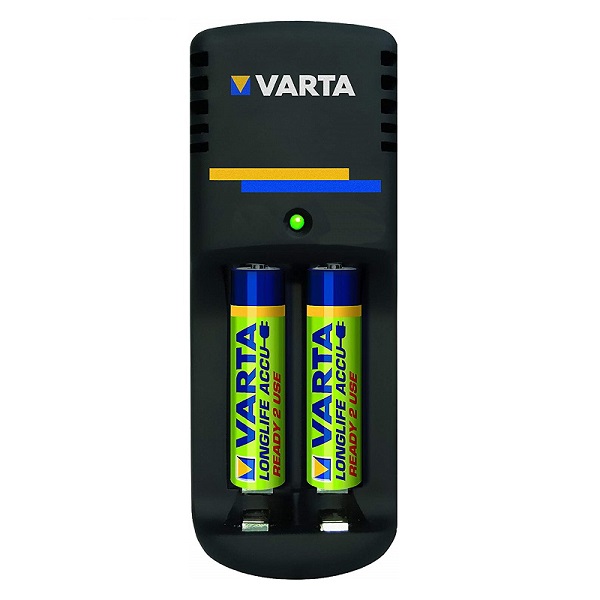 شارژر باتری وارتا مدل 2033 به همراه 2 عدد باتری نیم قلمی