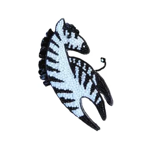 گل سینه زنانه مدل گورخر 5054