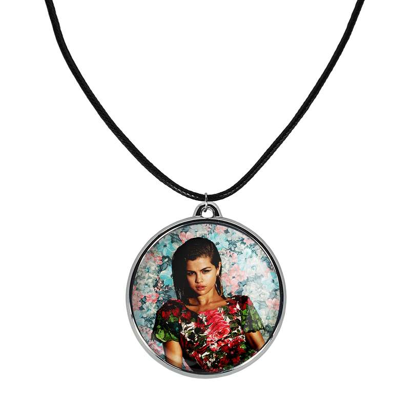 گردنبند خندالو مدل سلنا گومز Selena Gomez کد 1921319210 گردنبند خندالو مدل سلنا گومز Selena Gomez کد 1921319210
