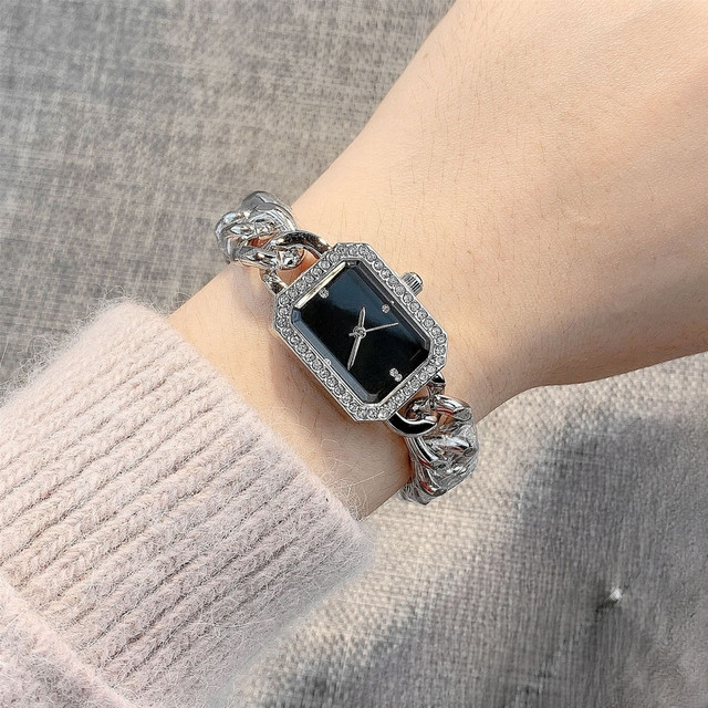 ساعت مچی عقربه ای زنانه مدل بند زنجیری دور نگین 12