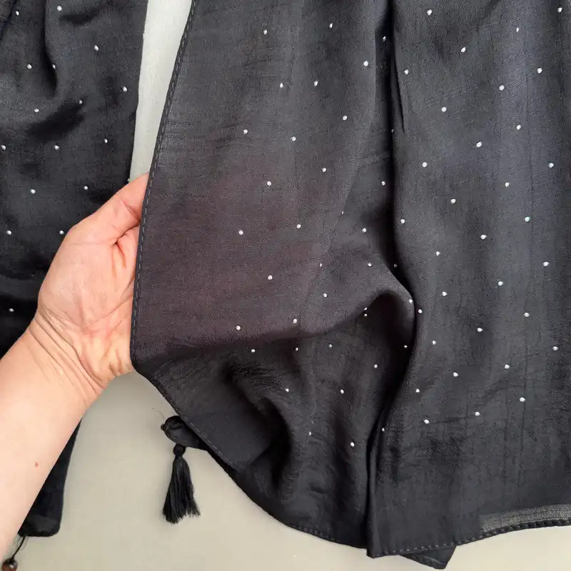 شال زنانه مدل نخی اسلپ براق نگینی خالخالی حرارتی منگوله دار