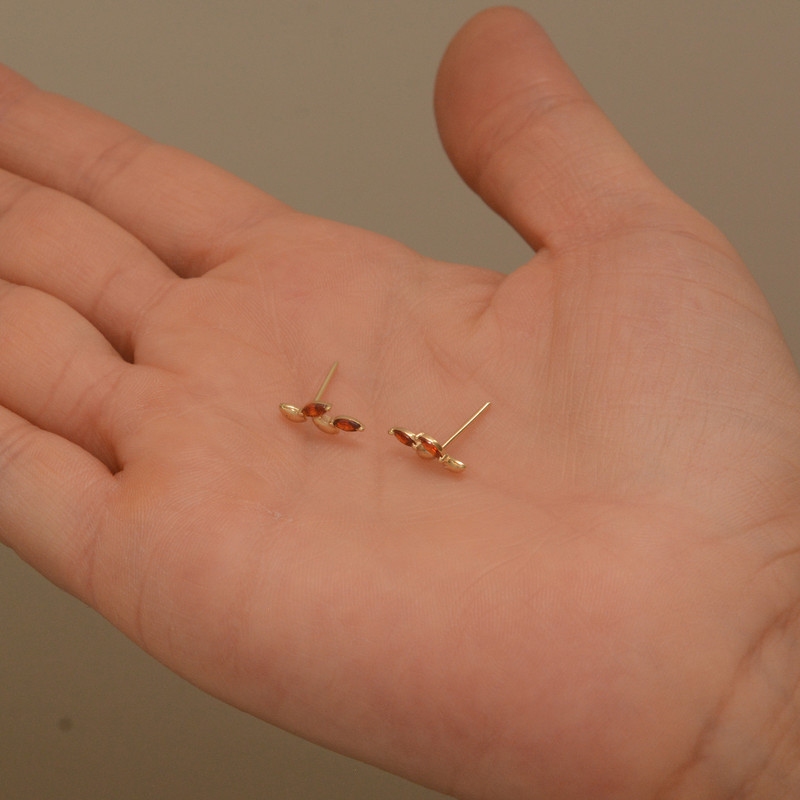 گوشواره میخی طلا 18 عیار زنانه طلای مستجابی مدل برگ تاج کد T765 - 2