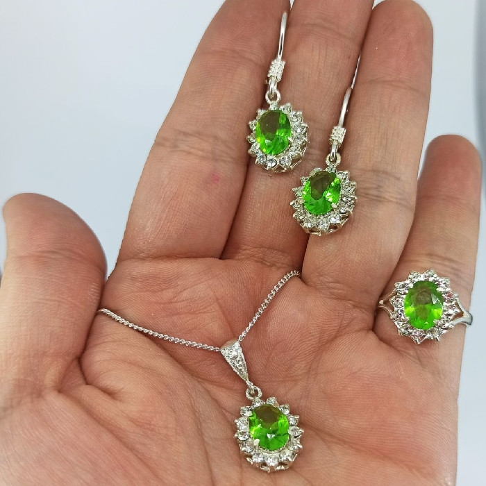 نیم ست نقره زنانه مدل سنگ زبرجد کد 26 نیم ست نقره زنانه مدل سنگ زبرجد کد 26