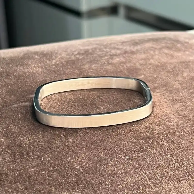 النگو زنانه کارتیه مدل دستبند مربعی النگویی پهن ffdr4432