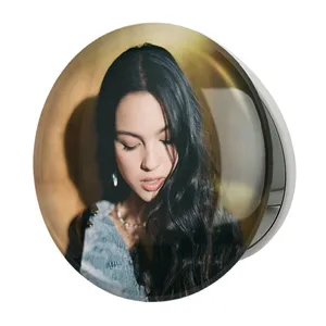 آینه جیبی خندالو طرح اولیویا رودریگو Olivia Rodrigo مدل تاشو کد 19275 