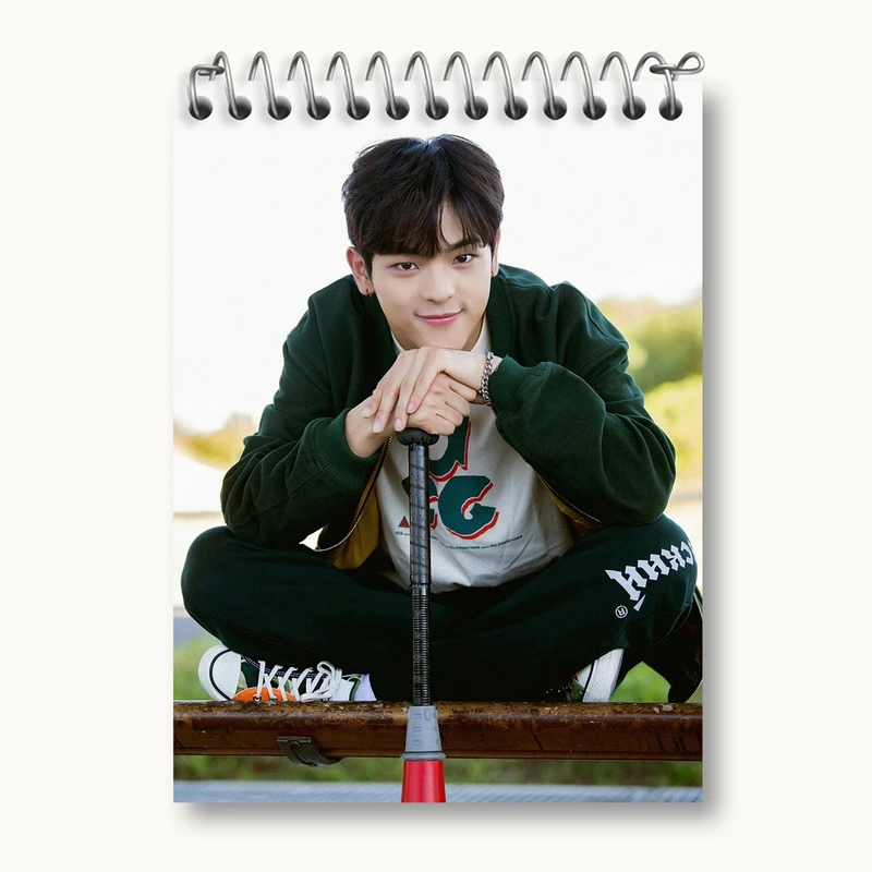 دفتر یادداشت 50 برگ خندالو مدل ووجین گروه استری کیدز Stray Kids کد 11855