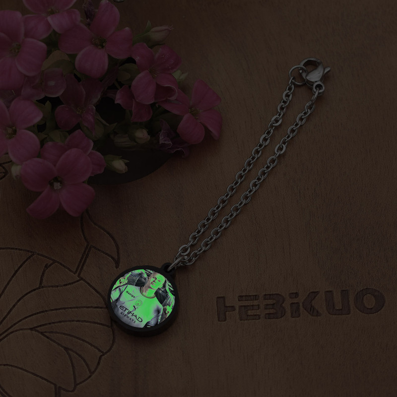 آویز ساعت زنانه ناکسیگو مدل شب تاب طرح ارلینگ هالند کد AW9051