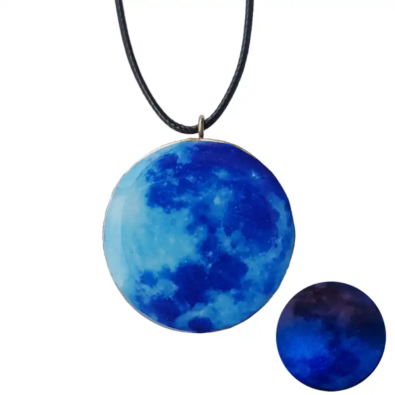 گردنبند مدل رزینی طرح ماه شبتاب