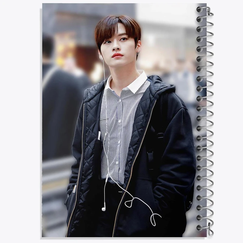 دفتر شطرنجی 50 برگ خندالو طرح لی نو گروه استری کیدز Stray Kids کد 11859