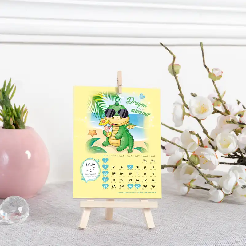 تقویم رومیزی سال 1403 طرح اژدها کوچولو مدل بوم چوبی خلبان