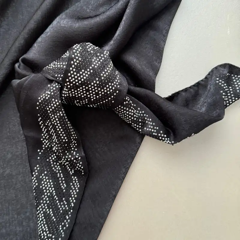 روسری زنانه مدل پتینه کوپرا مجلسی حاشیه نگین حرارتی پوست ماری قواره 140