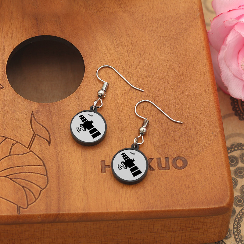 گوشواره زنانه ناکسیگو مدل شب تاب طرح فضانوردی کد ES8086 گوشواره زنانه ناکسیگو مدل شب تاب طرح فضانوردی کد ES8086