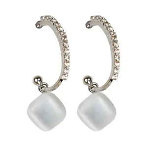 گوشواره زنانه مدل نیم حلقه نگینی