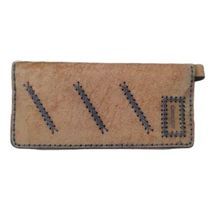 کیف پول چرم دقت مدل چرم طبیعی بزی طرح سه خط کد CH-k311