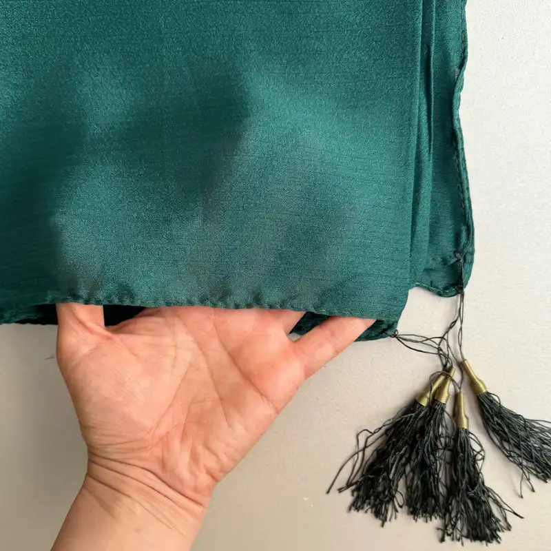 شال زنانه مدل ساده کریستال براق منگوله دار چهار فصل کد ۱