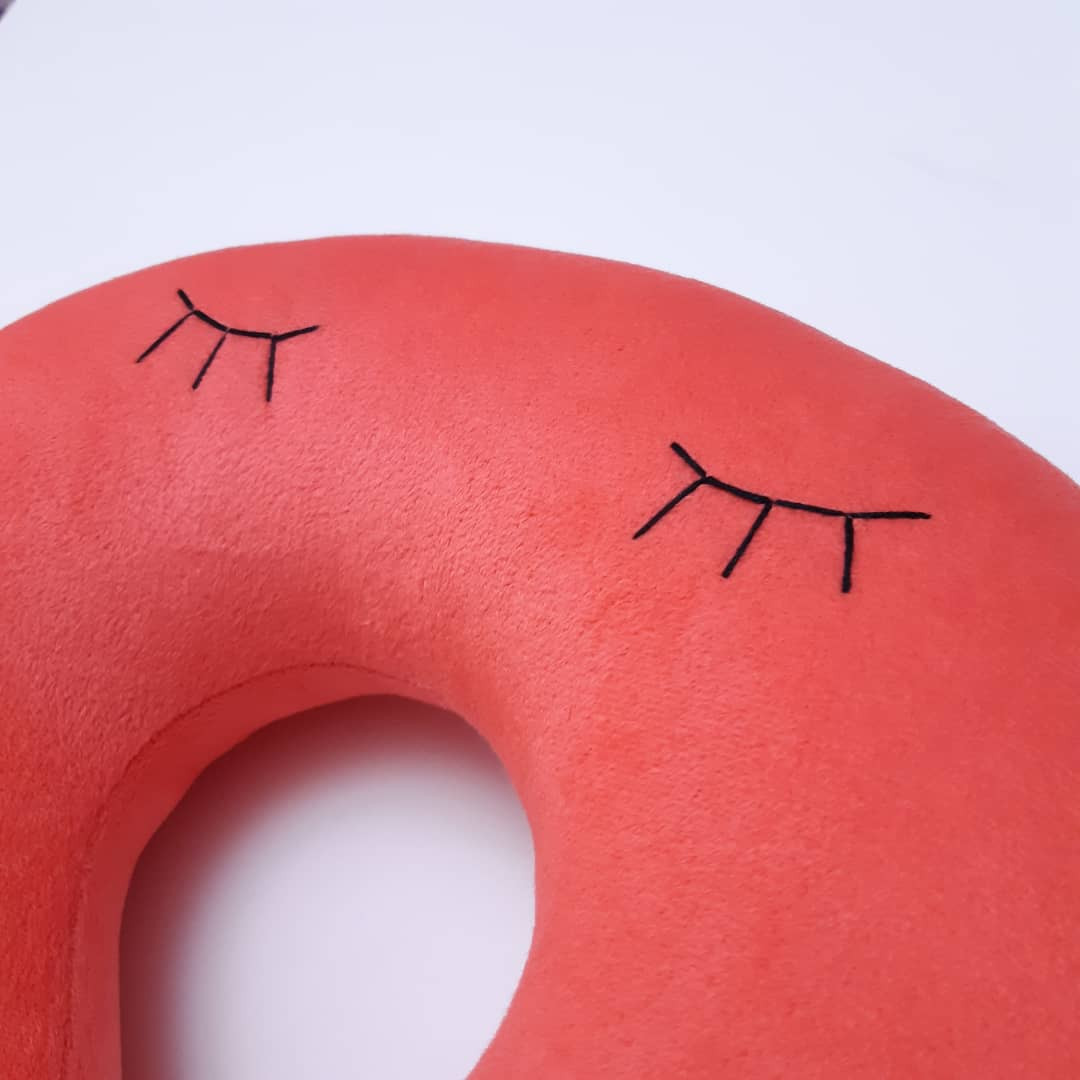 بالش دور گردنی گروه هنری زندگی طرح مژه ای کد MM-08