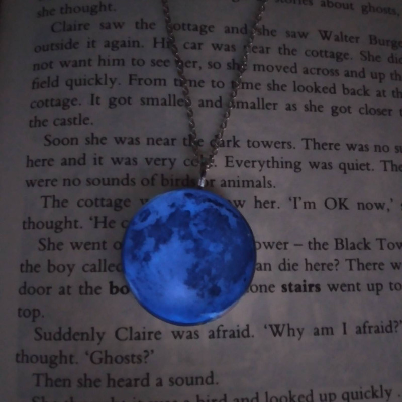 گردنبند زنانه مدل رزینی ماه شب تاب کد 02 گردنبند زنانه مدل رزینی ماه شب تاب کد 02