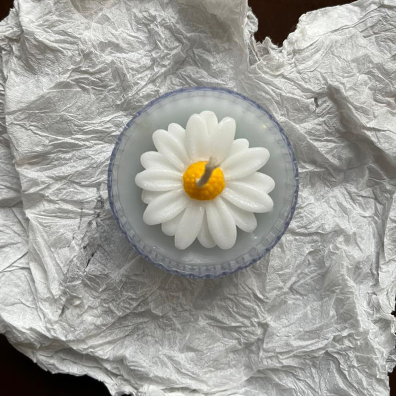 شمع دست ساز معطر مدل بابونه با رایحه دریا زمان اتمام 5 ساعت