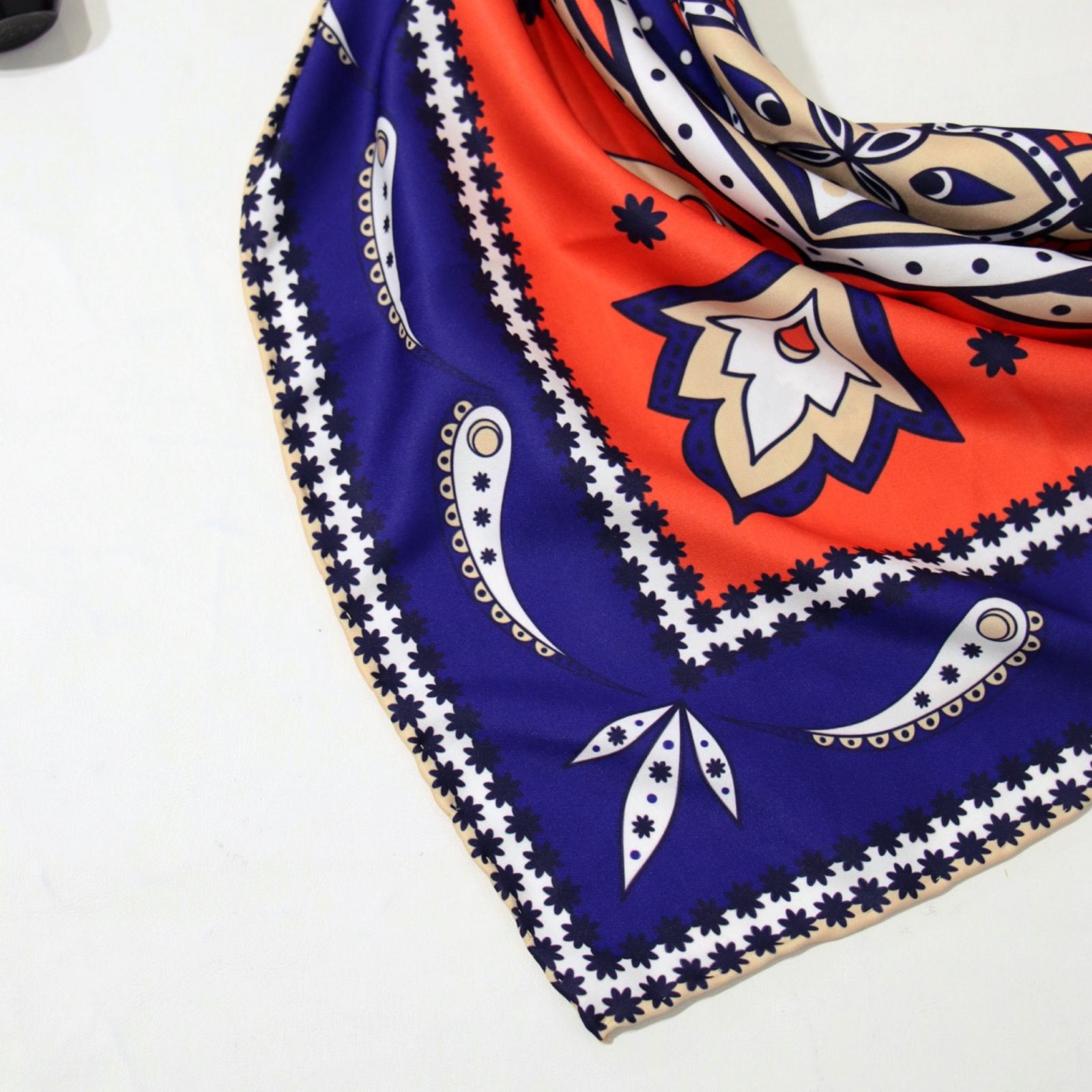 روسری زنانه مدل ابریشم توییل قواره 90 طرح بته جقه کد ana-2931 -  - 4