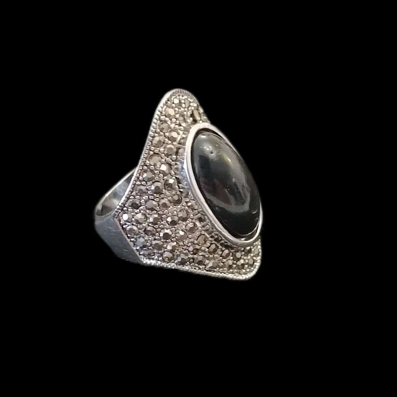 انگشتر زنانه مدل سلطنتی نگین دار