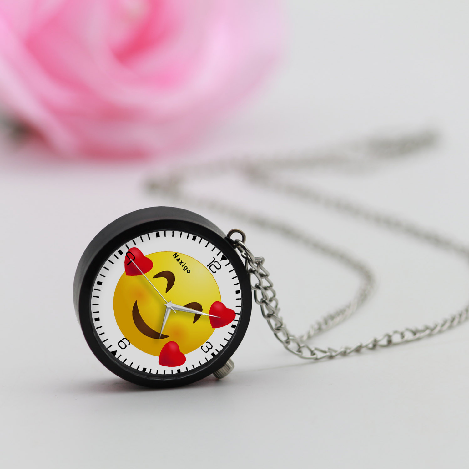 ساعت گردنبندی عقربه ای ناکسیگو مدل ایموجی کد NF12788 ساعت گردنبندی عقربه ای ناکسیگو مدل ایموجی کد NF12788