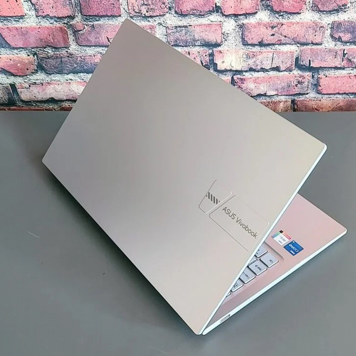 لپ تاپ ایسوس Vivobook 15 F1504VA در حالت استفاده روزمره