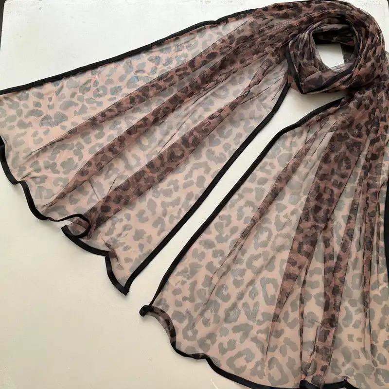 شال زنانه مدل توری نازک تابستانی پلنگی حاشیه نوار دوزی