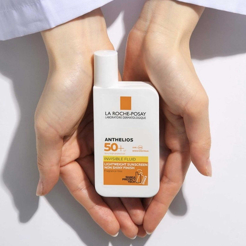 فلوئید ضد آفتاب بدون رنگ لاروش پوزای SPF50 مدل Anthelios محافظ UVA ،UVB و +++PA، مناسب انواع پوست حجم 50 میلی‌لیتر
