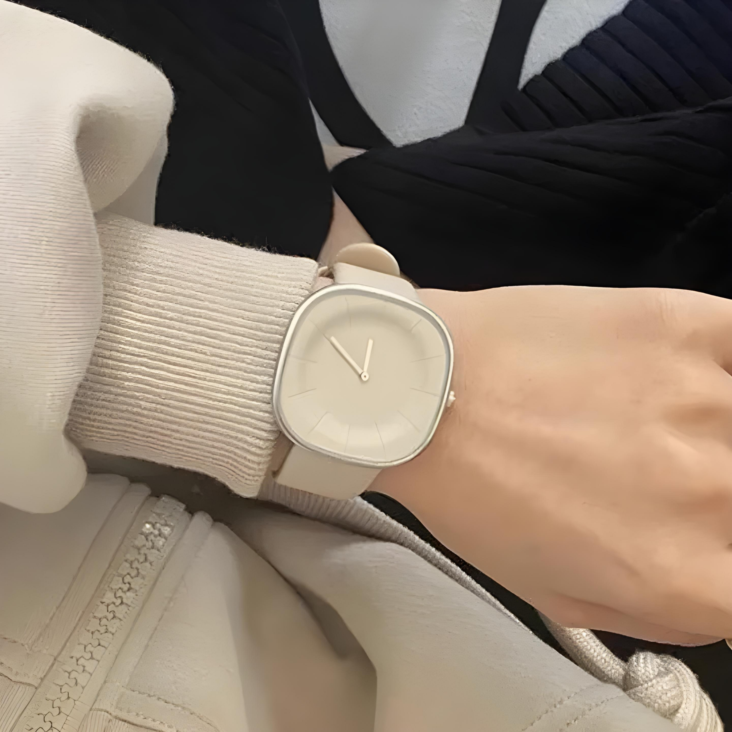 ساعت مچی عقربه ای مدل کلاسیک بند چرم کد 1