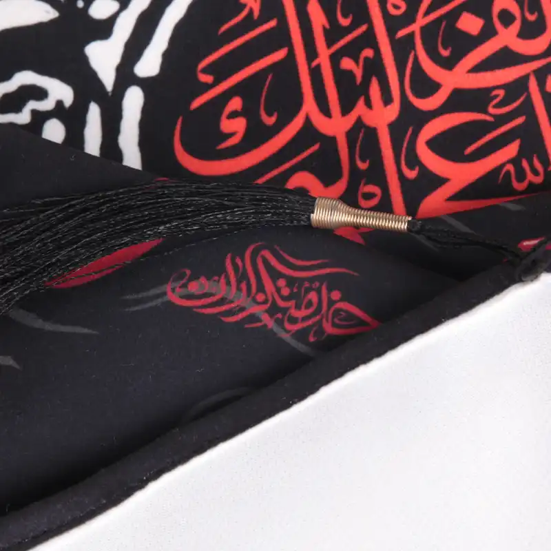 پرچم خدمتگزاران مدل کتیبه کنار آیفونی طرح یا اباعبدالله همراه با چهار سلام زیارت عاشورا کد 40003178