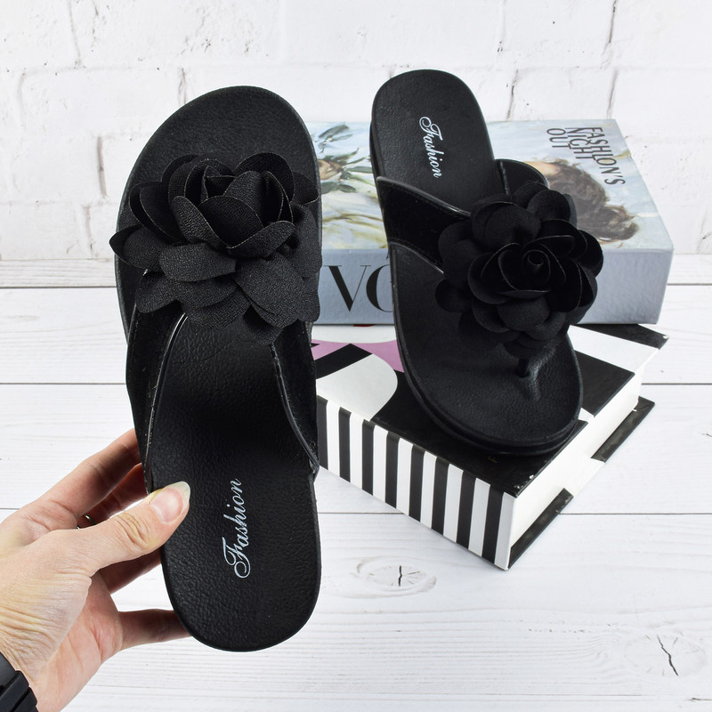 دمپایی لاانگشتی زنانه نیکتا مدل گلدار BK.2861