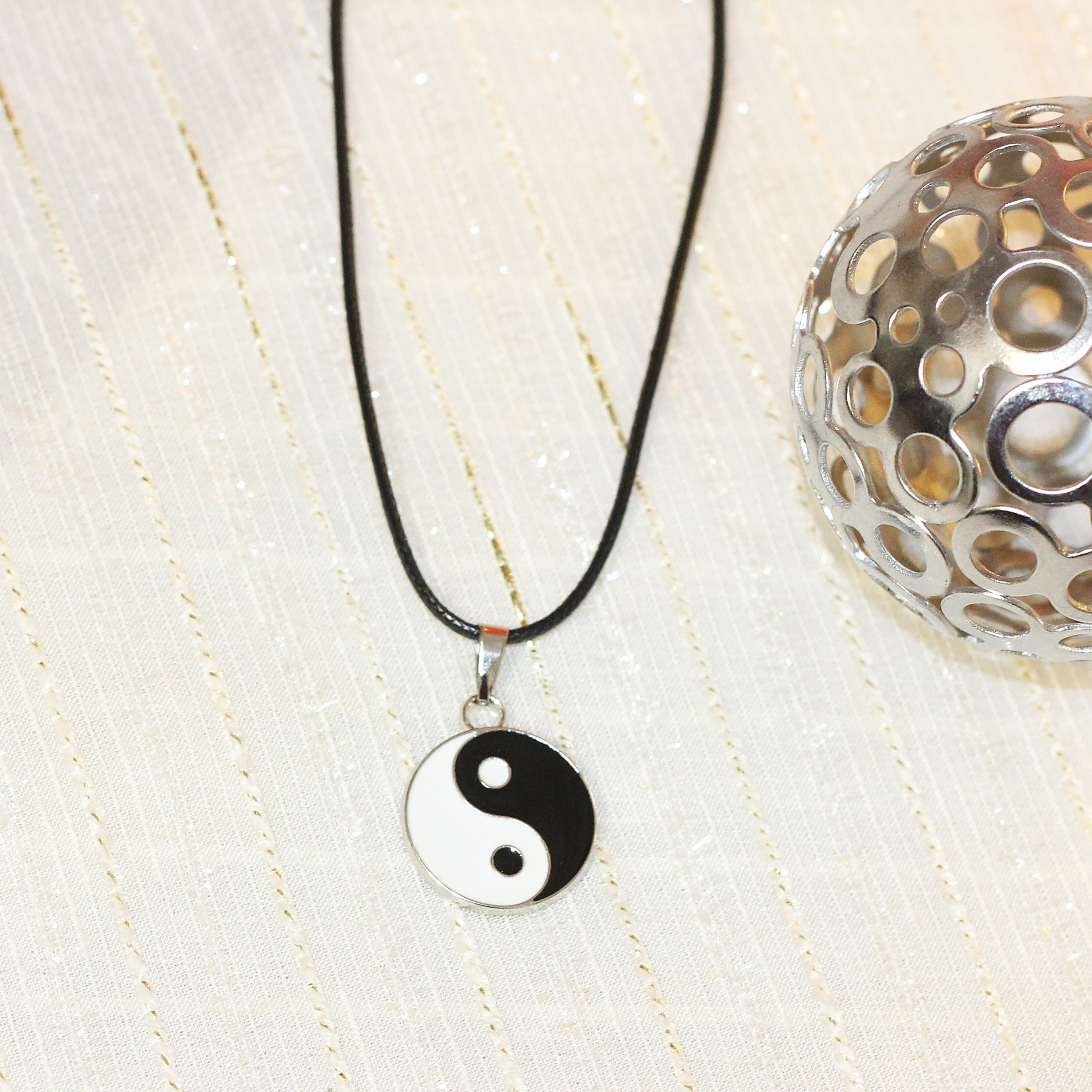 گردنبند مدل شب و روز یین و یانگ مجموعه 2 عددی گردنبند مدل شب و روز یین و یانگ مجموعه 2 عددی