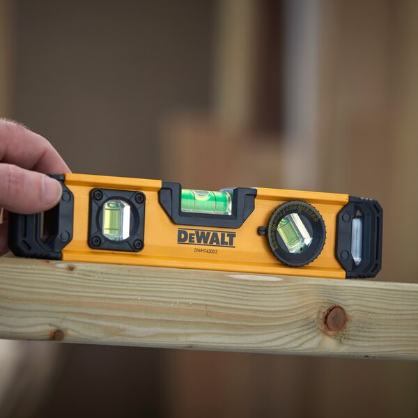 تراز دیوالت مدل DWHT43003