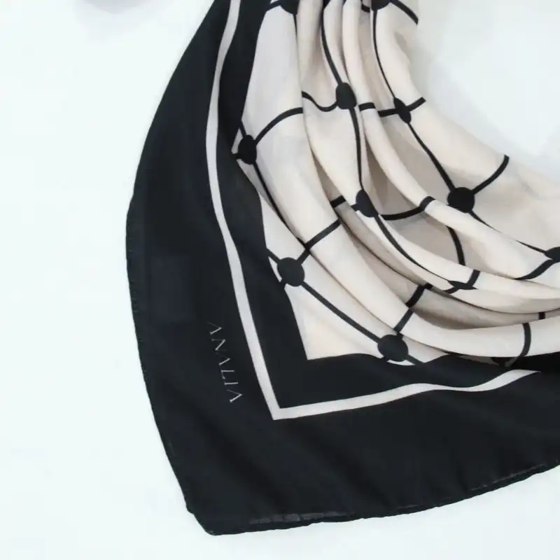 روسری زنانه مدل ابریشم لاکچری طرح لوزی کد 8015