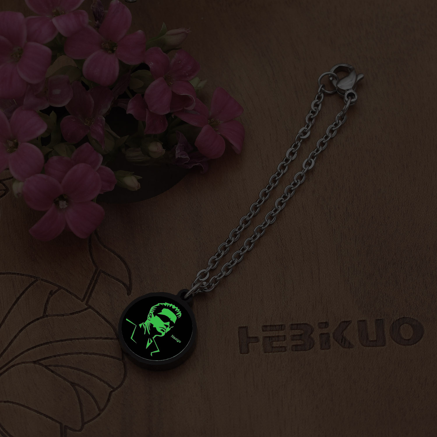 آویز ساعت زنانه ناکسیگو مدل شب تاب طرح ترمیناتور کد AW8889