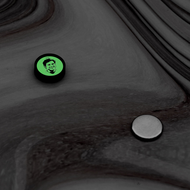 پیرسینگ گوش ناکسیگو مدل شب تاب طرح جیم کری کد PM6533