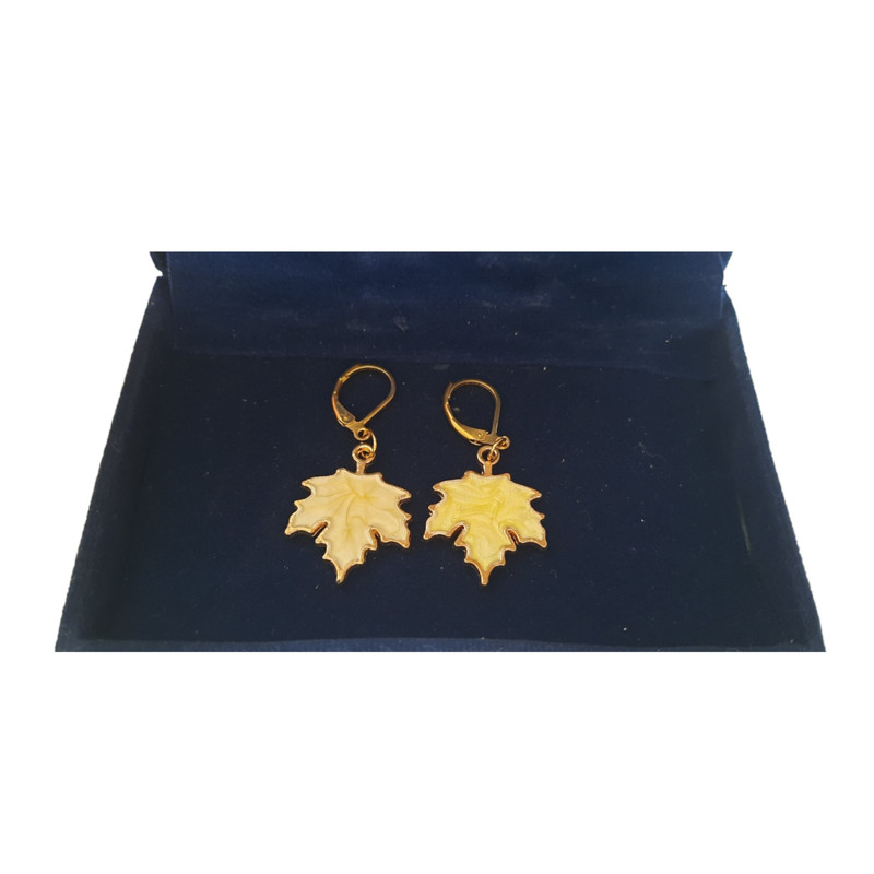 گوشواره دخترانه مدل رزینی برگ پاییزی گوشواره دخترانه مدل رزینی برگ پاییزی