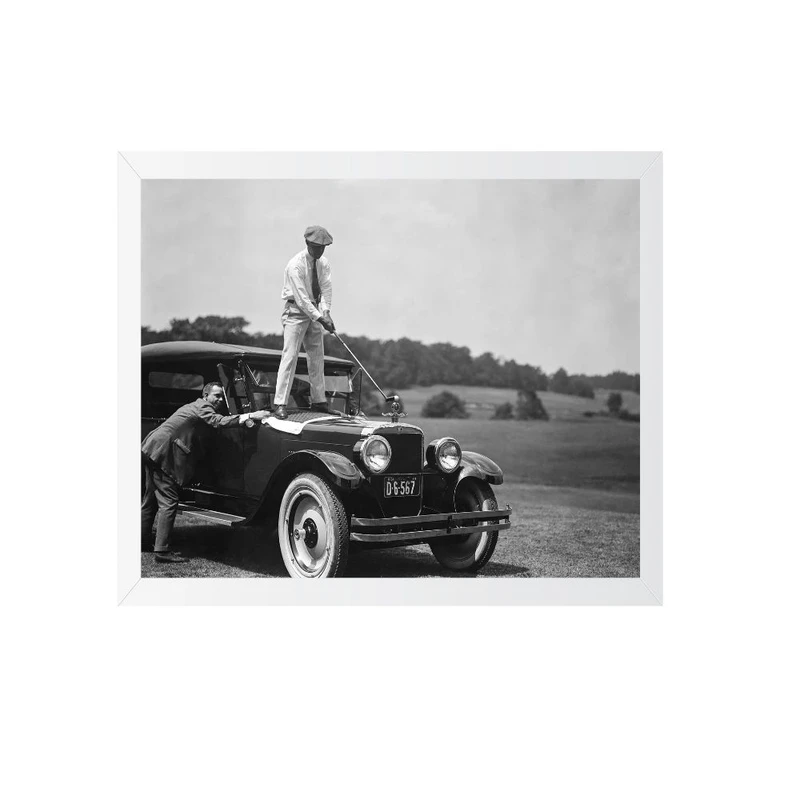 تابلو مدل گلفر بر روی اتومبیل باستانی